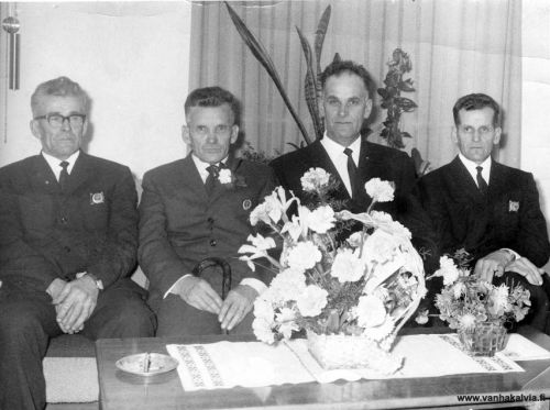 Myllykankaan veljesten juhlat
Myllykankaan veljekset Hugo (edestä katsottuna vas.), Toivo, Niilo ja Eino (oik.) saivat Keskuskauppakamarin ansiomerkit vuonna 1964. Hugo sai kultaisen merkin 35-vuotisesta ja Toivo 30-vuotisesta uurastuksesta, Niilo ja Eino saivat hopeiset merkit 25 vuotta jatkuneesta ammattiautoilusta. Kuva otettiin Toivon lokakuisilla 50-vuotissyntymäpäivillä ja se julkaistiin Keskipohjanmaassa.


Keywords: Myllykangas