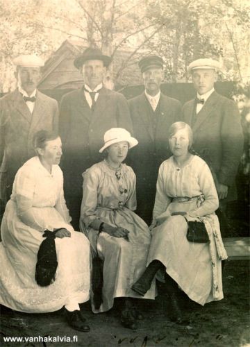 ”Savon jääkärit”
Ruotsalolaiset esittivät näytelmää ”Savon jääkärit” ja esiintyivät myös laajemminkin. Kuvassa teksti: "Himangolla 18.8.1918".

Ylärivissä vas. Antti Emil (Eemi) Riihimäki (s. 1893, Riihimäki 13) ja toinen vas. on Emil Kippo (s. 1885, Kippo 23).  Toinen oik. Viljam Valkama (Valkama 13 tai 14) ja oikealla Kalle Porko (Porko 13). Valkamassa on ollut kaksi lähes saman ikäistä Viljamia. Varmistusta kaivattaisiin siitä, kumpi Viljam on kuvassa.

Alarivissä vas. Ellen Matjussi (s. 1892, m. Riihimäki, Matinjussi 19) ja keskellä Lyyli Järvi (s. 1899, Järvi 25).
 
Oik. puoleinen tyttö on Meimi Pelttari (s. 1899, Kerola 27), joka meni v. 1925 Amerikkaan. Asuinpaikkana Pelttarin perheen aikaisemmilla Amerikan matkoilla 1900-luvun alussa oli mm. Astoria, Oregon. Marraskuussa 1925 Meimi kuitenkin oli menossa Kanadaan. Siellä vastaanottajana oli serkku John Luoto, osoite Port Arthur, Ontario, 481 Adams Str. John Luoto lienee Juho Kantoluoto (Kantoluoto 4). Meimin lähin omainen Suomessa oli Drottningholm-laivan matkustajatietojen mukaan rva Selma Vuorela Kälviällä. Kyseessä lienee hänen tätinsä (Kerola 23).

Keski-Pohjanmaa 1 Perinnealbumissa on Himangan pitäjän kuvissa sama Ruotsalon raittiusseuran kuva. Kirjaan on tiedot aikanaan antanut Alfred Matinjussi ja hän myös oli kuvan omistaja silloin.


Keywords: Riihimäki Kippo Matinjussi Järvi Valkama Porko Pelttari USA Astoria, Oregon Luoto Ontario Vaarala Vuorela Luoto Kantoluoto PortArthur Canada Kanada  