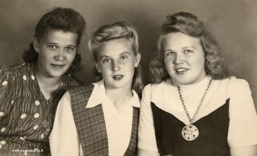 Ruotsalon neitosia
Vas. mahdollisesti Siiri Jaatinen, keskellä Maija Ruuska (aviol. Maunula) ja oikealla Vieno Kuusinen. Siiri ja Vieno olivat evakkoperheiden tyttäriä.
Keywords: Jaatinen Ruuska Maunula Kuusinen
