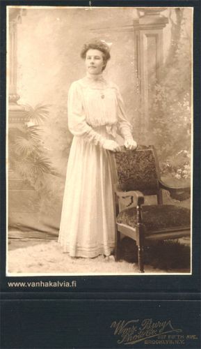 Ruotsalon neito Amerikassa
Kuvassa on Emma Eufemia Porter (s. 15.08.1888, o.s. Rimmi) (Rimmi 19).
Emma Rimmi saapui New Yorkiin vasta 16-vuotiaana Philadelphia-laivalla 11.7.1904. Matkaseurana olivat kälviäläiset Elsa Peitso (ikä 14), Maria Nissilä (ikä 22) ja Lydia Niemelä (ikä 27). Lydia Niemelä (s. Peitso, Peitso 24) oli menossa miehensä Matti Niemelän luo New Yorkiin. 

Emma on avioitunut vuoden 1911 tienoilla englantilaissyntyisen Walter H. Porterin kanssa ja vuonna 1920 perheessä oli kaksi tytärtä, Vivian (1912) ja Edna (1916). Asuinpaikkana oli Brooklyn, New York.
 

Keywords: Rimmi Porter NewYork USA Nissilä Peitso Niemelä  