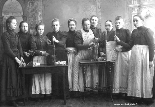 Tulitikkutehtaan tytöt 1905
Kokkolassa, Sandelin & Schultzin kuvaamossa otettu kuva, jossa on tunnistamattomia naisia, mahdollisesti myös Kälviältä. Sama kuva löytyy Kaarlelan pitäjän historiakirjasta (osa III, s. 207). Kuvatekstissä kerrotaan, että naiset ovat Närvilässä sijainneen tulitikkutehtaan viimeiset naistyöntekijät. Tulitikkutehtaan toiminta loppui 1912, mutta kuva on vuodelta 1905.
Jos tunnistat henkilöitä, lähettäisitkö tietoja osoitteeseen outi.jarvi (at) gmail.com. Voit myös ottaa yhteyttä Kälviän kotiseutuyhdistykseen. Kiitos avustasi!
