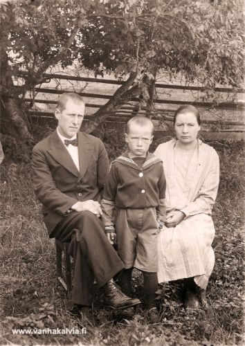 Nissin perhe
Kuvassa ovat Matti Viljam Nissi (s. 1897, Nissi 39), vaimonsa Lempi (o.s. Kykyri, s. 1908, Kykyri 25, "Sahamäen Lempi") sekä heidän poikansa Erkki. Kuva on todennäköisesti vuodelta 1934 ja kuvaajana on varmaankin toiminut Jukka Hakala.
Keywords: Nissi Kykyri Sahamäki Hakala