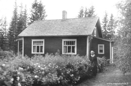 Vilma Lydia Nissilän tupa
Tupa, myöhemmin Harjun talo, ja sen asukas, Vilma Lydia Nissilä Ruotsalolta (1886-1964, Nissilä 20). Vilma Lydia lähti Amerikkaan vuonna 1908, asui pitkään New Yorkissa, mutta palasi takaisin Ruotsalolle 1934.
Keywords: Nissilä NewYork USA