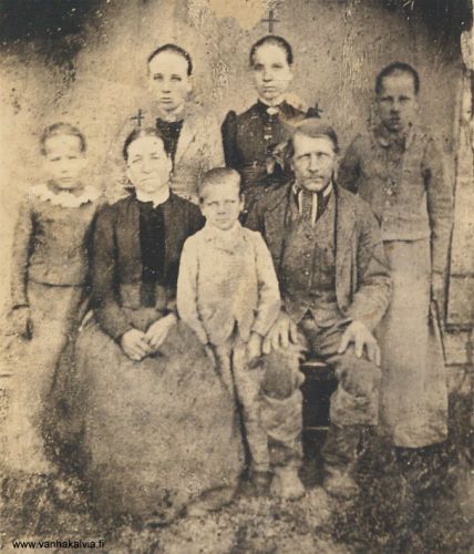 Nissilän perhe n. 1895
Vanhemmat Maria Josefiina Juhont. Nissilä (1850-1915, Nissilä 20)  ja Matti Matinp. Kippo (1844-1904. Kippo 16).
Lapset vanhempien takana vas. Johanna, Maria ja Hilma. Pienimmät lapset Lydia ja Eefferi. 
Vanhin lapsista, Jooseppi, on lähtenyt Amerikkaan vuonna 1892. Hän palasi perheineen Suomeen 1910. Amerikkaan lähtivät vuonna 1901 myös Maria (kuoli siellä 1905) ja vuonna 1908 Lydia, joka palasi Kälviälle 1934. 
Keywords: Nissilä Kippo NewYork USA