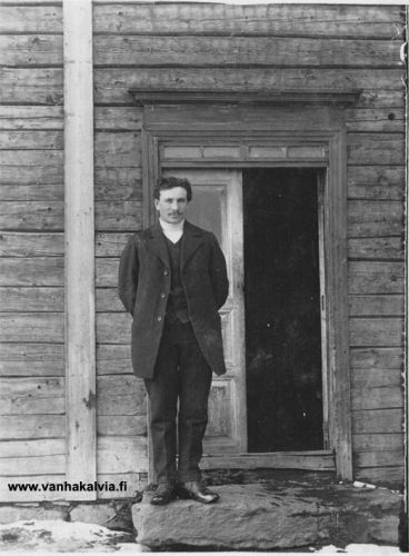 Efer Nissilä
Matti Efer Matinpoika Nissilä (s. 1889, Nissilä 24) kuvattuna Nissilän tuvan kivirappusella. Eefferi oli vuonna 1923 sahan kirjanpitäjänä Kälviällä. Vuonna 1926 hän muutti vaimonsa ja Kalervo-poikansa kanssa Haapajärvelle. Kalervosta tuli myöhemmin näyttelijä Kalervo Nissilä.
Keywords: Nissilä Forsman Haapajärvi