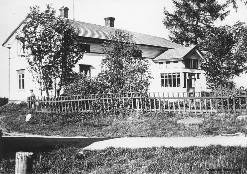 Nurilan vanhempi talo
Talo siirretty Ullavan Sepänkylältä vuonna 1912 palaneen talon tilalle.
Kuvassa vasemmalla näkyvä hahmo on Emil Viinne.
Keywords: Nurila Viinne