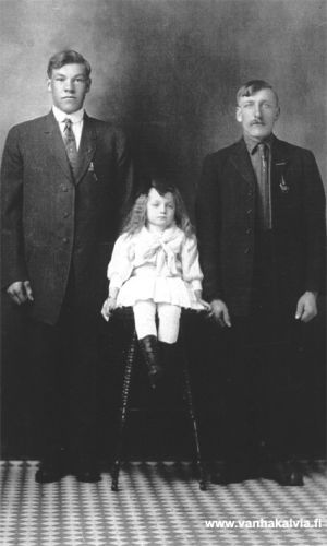 Otto Telin Amerikassa
Kuvassa vasemmalla Otto Telin (nimi kirjoitettu myös Thelin) ja oikealla Fredrik Edvart Takala (USA:ssa Mattson) sekä keskellä Edvartin tytär Hinnie Mattson. Fredrik Edvart oli Oton eno, kotoisin Ullavan Haapalasta. Kuva otettu USA:ssa 1912. (Thelin 6)


Keywords: Telin Thelin Takala Mattson Ullava Chisholm Minnesota USA