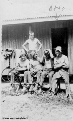 Otto Maunumäki Australiassa
Otto Maunumäki kuvassa oikealla. Otto matkusti Australiaan vuonna 1925 ja työskenteli siellä sokeriruokofarmilla. Vuonna 1933 Otto palasi Suomeen ja  hänet vihittiin Viipurista kotoisin olleen Impi Matilaisen (o.s. Lassila) kanssa 31.1.1943. Maunumäet asuivat Kälviällä maata viljellen. Otto syntyi 4.2.1900 ja kuoli 10.4.1971 (Maunumäki 39).
Peltiseinäinen rakennus näyttää olevan asuinparakki, keinikämppä. Vastaavanlainen rakennus on nähtävänä Peräseinäjoella sijaitsevan Suomen siirtolaisuusmuseon Maailman raitilla http://www.siirtolaismuseo.fi/raitti.htm

Keywords: Maunumäki Australia Matilainen