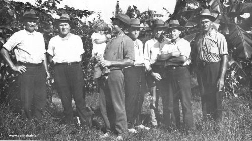 Australian siirtolaiset
Otto Maunumäki (Maunumäki 39) kuvassa oikealla. Mukana kuvassa mahdollisesti myös Lohtajan ja Toholammin Australian siirtolaisia. Kuva on vuodelta 1929.
Keywords: Maunumäki Australia Queensland