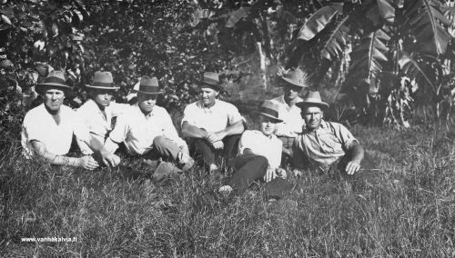 Keininleikkaajien sunnuntaipäivä
Keininleikkaajat vapaapäivää viettämässä Australiassa vuonna 1930. Otto Maunumäki (Maunumäki 39) oikealla, muut miehet tuntemattomia.
Keywords: Maunumäki Australia Queensland