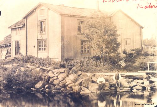 Lindgrenin nahkurinverstas
Kuvassa Lovisa (s. Palo, Palo 7) ja Otto Lindgren. 
Lovisa oli syntynyt 1859. Otolla oli nahkurinverstas ja pariskunta asui Penttilässä. Otto tunnettiin Penttilän karvarina. Simukkalan vastarannalla sijainnut rakennus tuhoutui tulipalossa syksyllä 1957. 

Palo on aikoinaan ollut Peltokorven Krekilän talon torppa. Se sijaitsee Välikylässä, mutta maanmittarien kartassa se on Peltokorpea. Tie Paloon lähtee Ullavan tieltä Hillin taloryhmän takaa korkean mäen päältä ja on asukkaiden kannalta käytännössä Välikylää.
Keywords: Palo Lindgren Penttilä