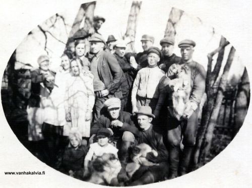 Otto Nissi ja tuntemattomia
Hattupäinen mies keskellä edessä on Otto Nissi (1886-1972). Muut ovat vielä tunnistamatta. 
Jos tunnistat kuvan henkilöitä, laittaisitko sähköpostia osoitteeseen outi.jarvi (at) gmail.com. Voit myös ottaa yhteyttä Kälviän kotiseutuyhdistykseen. Kiitos avustasi!
Keywords: Nissi