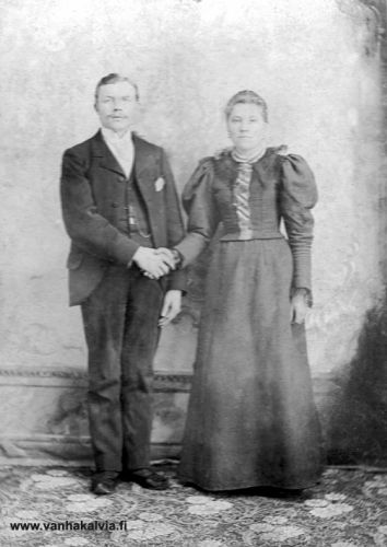 Edla ja Matti Pajala
Kuvassa Edla (1875-1933) ja Matti Pajala (1875-1936). 
Matti Eliel Pajala meni Amerikkaan vuonna 1893, mutta tuli sieltä takaisin morsianta hakemaan. Edla Sofia Erkintytär Nissi ja Matti Eliel Matinpoika Pajala vihittiin Kälviällä 1.6.1897, minkä jälkeen he menivät yhdessä Amerikkaan. Sieltä perhe palasi takaisin Kälviälle vuonna 1906. (Nissi 40).




Keywords: Pajala Nissi 