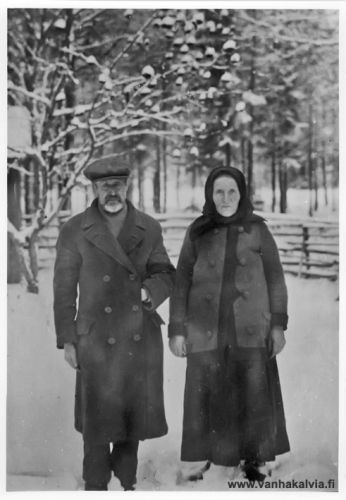 Valtteri Herrosen isovanhemmat
Kuvassa ovat vuonna 1899 syntyneen Valtteri Herrosen äidinpuoleiset isovanhemmat eli Valtterin äidin, Priita Johanna Matintytär Teerikankaan äiti Liisa Mattila ja isäpuoli Jaakko Juhonpoika Riippa (1844-1920, Penttilä 29, Muhonen). Liisa Mattilan ensimmäinen mies Matti Vilhelm Jaakonpoika Teerikangas, Priita Johannan isä, oli syntynyt 1841 ja kuoli jo vuonna 1868 (Teerikangas 2). Liisa Mattila oli syntynyt 17.12.1841 Kannuksessa ja kuoli 9.12.1917 Kälviän Muhosella.
 
Valtterin isän, Juho Alfred Juhonpoika Herrosen, vanhemmat kuolivat jo 1800-luvun puolella; Juho Herronen vuonna 1896 ja Anna Magdalena (s. Kourujärvi) jo vuonna 1868 (Herronen 20). 

Priita Johanna Matintytär Teerikangas syntyi 5.12.1866 Kälviällä ja kuoli 3.12.1952 Jyväskylässä. Hänelle syntyi vuonna 1886 Matti Viljami Priitanpoika ja 1895 solmitussa avioliitossa Juho Alfred Juhonpoika Herrosen kanssa seitsemän lasta:
Hilta Maria Alfredintytär Herronen 1896-1897
Ida Maria Alfredintytär Herronen 1897, kuoli lapsena
Alfred Valdemar Alfredinpoika Herronen 11.12.1899 Kälviä-14.1.1951 Jyväskylä
Kaksoset Anders Yrjö Alfredinpoika Herronen 1902, kuoli vauvana ja Kaarlo Johannes Alfredinpoika Herronen 31.11.1902-28.12.1987 Jyväskylä
Anna Julia Alfredintytär 1905- kuoli lapsena
Otto Ilmari Herronen 4.4.1909-26.12.1967 Kälviä

Keywords: Herronen Kourujärvi Teerikangas Mattila Riippa