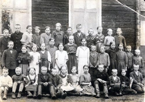 Passojan koululaisia
Passojan kansakoululaisia 1920-luvun alussa.  Alarivi vasemmalta oikealle: Ensti Huhtaniemi, Niilo Rahkonen, Sylvi Niemi (myöh. Rautomäki), ?, Toivo Niemi, Elma Rahkonen, Irja Riippa, Vieno Sallansalmi (myöh. Junell), Kallentuvan Lauri (sukunimeä ei tiedossa), Veikko Hänninen, Rauha Passoja (myöh. Maunula), Toivo M. Passoja. 
Toinen rivi vasemmalta oikealle: Juhani Viitala, Veera Nurisalo, Liisi Roimas, Martta Vehniä, Lauri Honkimaa, Rantalan Aune sukunimi ehkä Pykälämaa, Opettaja Anni Jaakkola, Aune Rajala, Viljo Passoja, Uuno Nurisalo Matintuvasta, ?, Helli Huhtaniemi (myöh. Hautakoski), Taito Korpisalo, Otto Viitala. 
Ylärivi vasemmalta oikealle: Oskari Vehniä, Olavi Rahkonen, Suoma tai Vieno Saarala, Lempi Passoja (myöh. Lassila), Niemi, Kallentuvan Martta (sukunimeä ei tiedossa), Pentti Roimas, Lauri Riippa, Aarne Hänninen, ?, Martta Honkimaa (myöh. Ojala), Martta Renell (myöh. Mattila).
Keywords: Huhtaniemi Rahkonen Rautomäki Niemi Riippa Sallansalmi Junell Hänninen Maunula Passoja Viitala Nurisalo Roimas Vehniä Pykälämaa Jaakkola Rajala Korpisalo Saarala Lassila Ojala Renell Mattila Honkimaa
