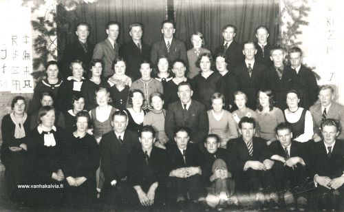 Passojan nuorisoseuran iltakurssi
Kurssien vetäjänä Sanfrid Mäkelä. Kuvaajana on ollut Riku Junnola.
Takarivi keskellä Viljo Tervola ja äärimmäinen oikealta Uuno Nurisalo, opettajan vasemmalla puolen Linnea Nurisalo ja hänen edessään veli Kaarlo "Kalle" Nurisalo, opettajan oikealla puolen Vilma Tapio (o.s.Nurisalo), hänestä oikealle Elli Pihlajakangas. Rivin päässä äärimmäisenä oikealla Otto Viitala. Vilma Tapion edessä eturivissä Niilo Passoja. Opettajan pään takana Ellen Leppälä ja hänestä toinen vasemmalta Lempi Roimas ja edellisestä toinen vasemmalla Tyyne Passoja. Kalle Nurisalon vasemmalla puolen mahdollisesti Oiva Passoja.

Osa henkilöistä on vielä tunnistamatta. Laittaisitko viestin Vanhan Kälviän sähköpostiin, jos tunnistat jonkun. Kiitos avustasi!

Keywords: Mäkelä Junnola Tervola Nurisalo Tapio Pihlajakangas Viitala Passoja Leppälä Roimas