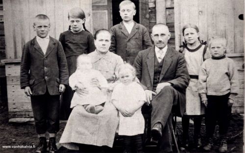 Rikhard ja Ida Passojan perhe
Rikaarti Passoja oli Kälviän kunnanhallituksen puheenjohtajana v. 1943-1962.
Lapset vasemmalta Viljo Ilmari (s. 1911), Lempi Sofia (s. 1910), Toivo Rikhard (s. 1909), Toini Rauha (s. 1913), Pentti Olavi (s. 1916), edessä Tyyne Elisabeth (s. 1919) ja äidin sylissä Niilo Elmeri (s. 1921). Kuva on otettu n. 1922. (Passoja 33)


Keywords: Passoja 