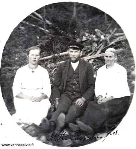 Matti Passojan perhettä
Matti Passoja (1857-1950) todennäköisesti Maria-vaimonsa ja tyttärensä kanssa. Matti syntyi Kälviän Honkiperällä (Myllykangas 8) ja muutti vanhempiensa mukana Nurisaloon. Sieltä hän lähti 12-vuotiaana maailmalle, Kokkolan ja Helsingin kautta Viipuriin ja sieltä Koiviston Koivusaareen, Jaakkolan hoviin renkipojaksi. Hovista löytyi vaimo, Maria. Elämäntyönsä Matti teki Koivistolla, jossa hän toimi laivanrakentajana. 
Matilla oli ainakin tytär nimeltä Lahja sekä poikia Aleksanteri, Matti ja Alfred. Matti Passojan elämänkerta löytyy Vanhan Kälviän tarinoiden joukosta.
Keywords: Passoja Myllykangas Viipuri Koivisto 