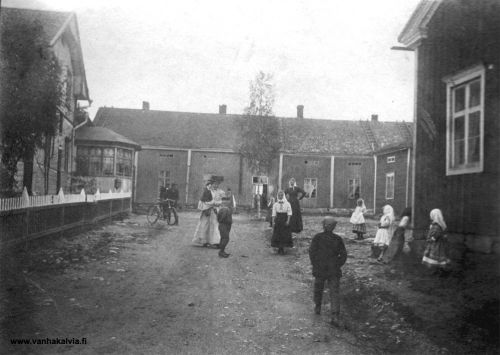 Peitson kestikievari
Peitson kestikievarin sisäpiha 1800-luvun lopussa. Vasemmalla on kestikievari (Jungan talo), keskellä pitkä, kaksiosainen Peitson talo ja oikealla "Porttitupa". Rakennuksista on nykyisin jäljellä enää Jungan talo, joka on osa entistä kievarirakennusta (Peitso 27). Kievaria vastapäätä sijainnut Porttitupa on purettu 1970-luvulla. 
Oikeanpuoleisin valkeapukuinen tyttö on Alma Peitso (s. 1882, Peitso 23). Hänen kotinsa oli Porttituvassa ja myöhemmin hänestä tuli Matti Jaakonpoika Hyypän (Marinkaisista) puoliso.

Keywords: Peitso Hyyppä Marinkainen Lahti Junka