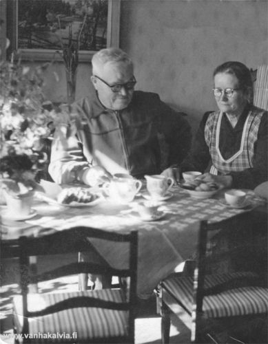 Iltapäivän kahvihetki
Pekan ja Naston kahvihetki Laineen salissa 1950-luvun lopulla.
Keywords: Laine 