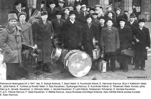 Keskipohjalaiset pelimannit Helsingissä 1947
Kuvan takana oleva lehtileike:
"Entä keskipohjalaiset pelimannit. Miten uljas oli tämä joukko, uljas ja arvokas.  Talonpoikaisaatelia se oli, kalevalaista kansaa. Heti lavalle noustessaan he valloittivat yleisön.  Polkat ja marssit kiirivät Messuhallin avarassa salissa Mikko Kosken johtaessa. Pelimannit esittivät myös kaksi laulua sellaisella sydämenvoimalla ja tulisella innostuksella, että yleisö oli haltioissaan."
Keywords: Jylhä Kuorikoski Lahti Vähälä