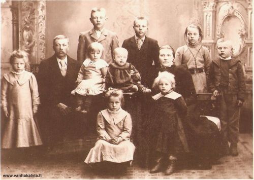 Kalle ja Aleksandra Peltolan perhe
Vanhemmat Kalle Jaakonpoika Järvi (Autio 11) (29.07.1861- 05.12.1941) ja Aleksandra Josefint. (Keiski 15) (07.08.1869 - 01.01.1913) (Penttilä 37 Peltola). Lapset  vas. Vilma (m. Ojanperä) s. 17.10.1897, takana vas. Simri s. 19.5.1888, Kalle s. 30.10.1889, Lempi (m. Nurila) s. 23.08.1891 ja oik. Jalmari s. 19.01.1895. Pöydällä Sulo s. 11.10.1903 ja Helvi (m. Koskela) s. 26.08.1902. Edessä  Nelma (m. Vähähyyppä) s. 6.2.1899 ja Sylvi s. 17.12.1900. 
Kuvausaika joskus 1904 tienoilla. Kuvanoton jälkeen syntyi vielä Veikko Armas 4.6.1905. Ostivat Peltolan Kalle Koskelan perikunnalta vuonna 1902.

Keywords: Järvi Autio Keiski Peltola Ojanperä Nurila Koskela Vähähyyppä