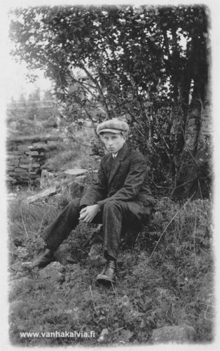 Pentti Mansikkamäki
Kuvassa on Eetu (s. 1888, Riihimäki 13) ja Iida (1872-1964, Maajärvi 10) Mansikkamäen nuorin poika Pentti (s. 1909). 


Keywords: Mansikkamäki Riihimäki Maajärvi 