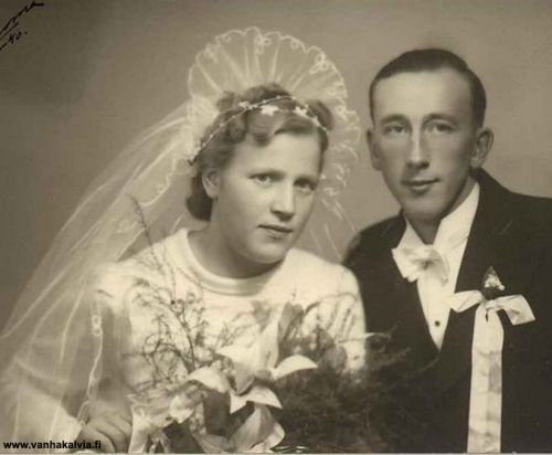 Pentti ja Agneta Suonperä
Pentti Suonperän (1913-1940) ja Agneta Miikin (1921-1995) vihkikuva. Pariskunta on vihitty 29.9.1940. (Suonperä 24)
Keywords: Suonperä Miikki 