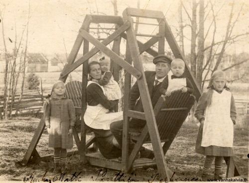 Matti ja Rauha Penttilän perhe
Kuvassa Matti (s. 1882) ja Rauha (o.s. Kauppinen, s. 1886 Halsualla) Penttilän perhe (Penttilä 45).  Lapset vas. Saara Irene (s. 1912), Anna Liisa (s. 1918), Matti Jorma (s. 1916) ja Kerttu Kaarina (s. 1910). Penttilät tulivat Kälviälle Raahesta vuonna 1919 ja muuttivat Ouluun 1925. Kuva on otettu n. 1920.

Keywords: Penttilä Kauppinen Halsua Raahe Oulu 