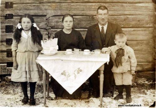 Rimpilän perhe 1922
Nainen on Lilja Rimpilä (Rimpioja 17) ja mies Antti Jalmari Rimpilä
(Rimpilä 19). Kuvan takana lukee lapsen kaunokäsialalla kirjoitettu tervehdys, mutta
ei ole varmaa, ovatko lapset Silja ja Arvi, jotka erottuvat tekstistä, sillä heitä
ei ole Huhtalan kirjassa. Aatto Olavi poika ei ole, koska lapsi on
selvästi vanhempi.
Keywords: Rimpilä Rimpioja