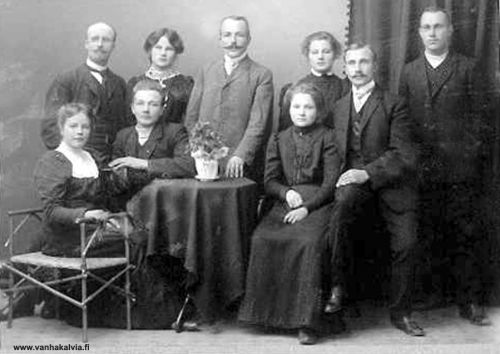 Kälviäläisiä 
Ylhäällä vas. Jalmari Pernu, Hilma Hyyppä, Alfred Renell (vuodesta 1935 Rivanto), Lempi Penttilä ja oik. Eskola-niminen henkilö. Istumassa vas. Ella Runtujärvi, Erkki Hyyppä, Signe Renell (m. Lehto) sekä Marttilan pikku Jaska. 


Keywords: Pernu Hyyppä Penttilä Eskola Runtujärvi Marttila Renell Lehto Rivanto 