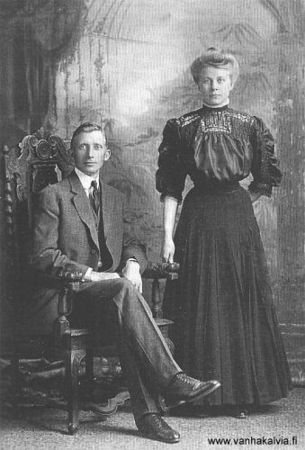 Milia Pietilä ja Gustaf Väinö Petterson New Yorkissa vuonna 1903
Milia Pietilä (s. 1884, Pietilä 24) lähti Amerikkaan vuonna 1903 ja hänet vihittiin siellä samana vuonna Gustaf (August) Väinö Pettersonin kanssa. Pariskunta asui New Yorkissa ja heille syntyi neljä lasta.
Lapsista kaksi vanhinta kuoli pieninä (Adelaide-tytär Kälviällä 1913). Pojista toinen kaatui jouluna 1944 toisen maailmansodan rintamalla St Lo -nimisessä paikassa Ranskassa. 
G. V. Peterson oli kotoisin Houtskäristä, Turun saaristosta. Hän oli syntynyt n. 1872.
Keywords: Pietilä Peterson Petterson Houtskär NewYork USA
