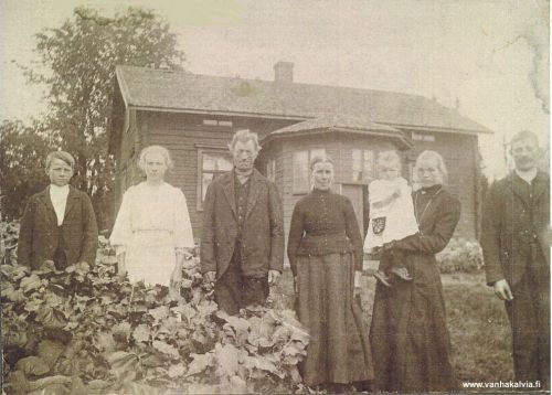 Pietilän perhe
Antti ja Brita Johanna Pietilän perhettä (Pietilä 24). Vas. Aadolf (1893-?), Esteri (1890-?), Antti-isä (1844-1910), Brita-äiti (1847-1909), Pietilän miniä Loviisa (s. Heikkilä)  sylissään tytär Viivi (1908-?) ja Alfred Pietilä (1881-1963, Pietilä, Niemi 29). Ennen kuvan ottoa ovat Amerikkaan menneet Elina, Hilma, Milia ja Helga. Elina palasi Suomeen. Amerikkaan menivät myös Aadolf ja Esteri. Helga muutti Amerikasta miehensä Salomon Saarenpään ja kahden poikansa kanssa Neuvosto-Karjalaan, jossa katosivat. Esteri avioitui Amerikassa Erik Vilhelm Smedsin (Smith) kanssa. 
Keywords: Pietilä Heikkilä Niemi Smeds Smith Saarenpää Oregon USA Neuvostoliitto 