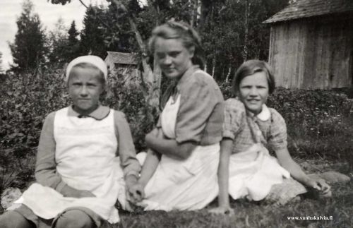 Ruotsalon pikkulottia
Jatkosodan alettua kesällä 1941 Ruotsalolle perustettiin armeijan täydennyskeskus, jonka muonitustehtävissä tarvittiin lottia ja myöskin pikkulottia. Kuvassa vasemmalla Maiju Valkama (aviol. Rautio, Valkama 13), keskellä Eeva Valkama (Valkama 17) ja oikealla Eeva Kippo (aviol. Porko, Kippo 23).
Keywords: Valkama Kippo Rautio Porko