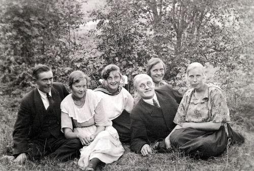 Pirkolan ja Sankarin nuoria
Vasemmalta lähtien Toivo Sankari, Hilda Sankari (Pirkola 25), Jenny Pirkola (m. Kallinen, Pirkola 24), Otto Pirkola (Pirkola 24), Lempi Pirkola  (m. Löytönen, Pirkola 24). Oikealla Lempi Tuunala (m. Kivelä, Tuunala 27).
Ensimmäinen vasemmalta on Otto Pirkola ja silmälasipäinen mies Toivo Sankari. 

Keywords: Sankari Pirkola Kallinen Löytönen Tuunala Kivelä 
