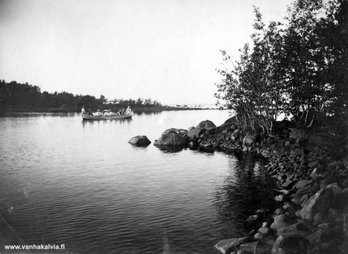 Pirskerin salmi 
Peitson väkeä veneretkellä Pirskerin salmessa 1800-luvun lopulla tai 1900-luvun alkuvuosina.
Keywords: Pirskeri Peitso