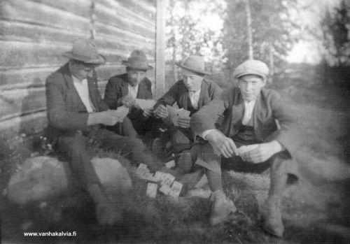 Pitroa pelaamassa
Neljän hengen peliporukassa Jani? Salo, Aarne Tokola, Erkki Uusitalo (Uusitalo 22) ja Viljo Miekkoja (Miekkoja 19).
Kuva otettu 1920-luvun puolivälin tienoilla.
Lisää pidrosta: www.pidrochallenge.com/pidron-historia.htm


Keywords: Salo Tokola Uusitalo Miekkoja 