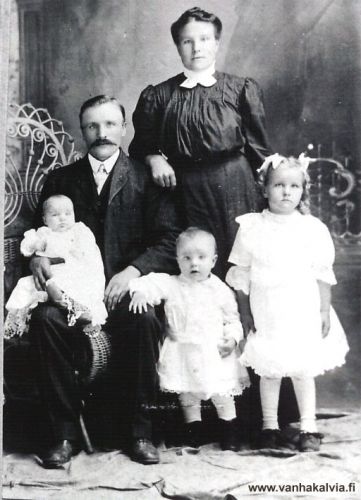 Pollarin perhe Amerikassa
Hilma (s. Junkkila, 1883-1949, Junkkila 16) ja Matti Pollari (s. 1878 Veteli). Lapset vas. Matin sylissä Toivo Matias (Matthew) (1909-1968), keskellä Aili Elisabet (Aileen) (1908-2006) ja oikealla Hilja Maria (s. 1904). Vuonna 1907 syntynyt Uuno-poika oli hukkunut vuonna 1908. Hilja Maria oli Hilman ensimmäisestä avioliitosta Elias Jarven kanssa. 
Perheeseen syntyivät myöhemmin Wäinö Pellervo (Wayne) (1911-1975), Helen Irene (1913-1977), Velma Rauha (s. 1915) ja Olavi Uno (Oliver) (s. 1918). 

Keywords: Junkkila Pollari Veteli Jarvi Hibbing Minnesota RedLodge Montana USA 