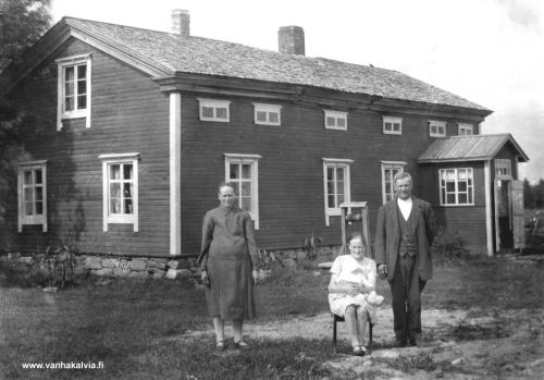 Ville ja Ida Johanna Karikka Kannuksessa
Ville (Matti Viljam) ja Ida Johanna Karikka (o.s. Polvikoski Kannuksesta) (Karikka 27). Keskellä istuu pariskunnan tytär lapsi sylissään. Hän on Lempi Elisabet Virkkala (m. Pesola o.s. Karikka, s. 16.12.1906). Puoliso Otto Fritiof Virkkala (m. Pesola, s. 06.04.1904 Kaustinen).  
Kuva on otettu Kannuksessa Polvikoskella, jonne Ville ja Ida Johanna muuttivat Karikasta syyskuussa 1923. 


Keywords: Karikka Polvikoski Kannus Pesola Virkkala Kaustinen   