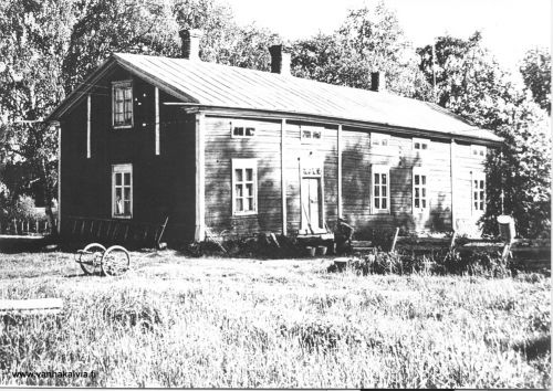 Porkolan uusitalo
Uuno Huhtalan ottamassa kuvassa on teksti: "Porkolan uusitalo 1700-luvun lopulta.  Mahdollisesti molempiin päihin on jatkettu."
Tupa tunnetaan "Joosepintupana" (Porkola 23). Jooseppi Matinpoika Porkolan ja Lovisa Abrahamintytär Kykyrin lapsikatraasta kukaan ei avioitunut. Sukuhaara loppui, kun sen viimeinen vesa, vuonna 1892 syntynyt Jooseppi Joosepinpoika Porkola, kuoli 29.7.1974. Muut sisarukset olivat Hilma (1881-1946), Kalle (1883-1956), Antti (1889-1923), Edla (1895-1969) ja Niilo Ilmari (1902-1960). Vuonna 1886 syntynyt Edla-tyttönen oli kuollut nelivuotiaana 1891.
Joosepintuvassa oli renkinä Laasasen Uuno (1895-1972, Mäntyharju 2) eli Mäntöharijun Yyno. Hänestä on kykyrinkyläläisten muistoissa paljon hauskoja juttuja.
Keywords: Porkola Laasanen