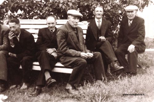 Porkolassa
Vasemmalta lähtien Toivo Sillanpää, Kalle Salo (Salo 15), Rikhard Porkola (Porkola 21), Juho Mäkelä (Mäkelä 35). Oikealla Matti Vuolle.
Keywords: Sillanpää Salo Porkola Mäkelä Vuolle 