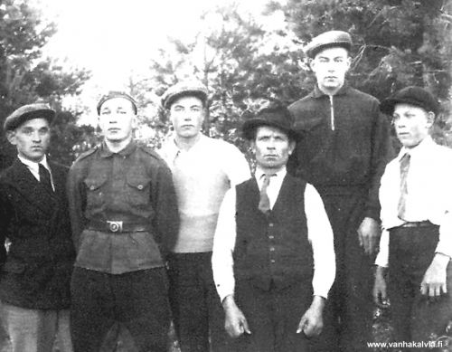 Porkolankylän poikia 1930-luvulla
Vasemmalta: Aimo Rimpioja, Oiva Mäkelä (Mäkelä 30), Heikki Nurila (Nurila 28), Eemeli Viinne, Niilo Lehtola, tuntematon. Kuvaajana on ollut Jukka Hakala.
Keywords: Rimpioja Mäkelä Nurila Viinne Lehtola 