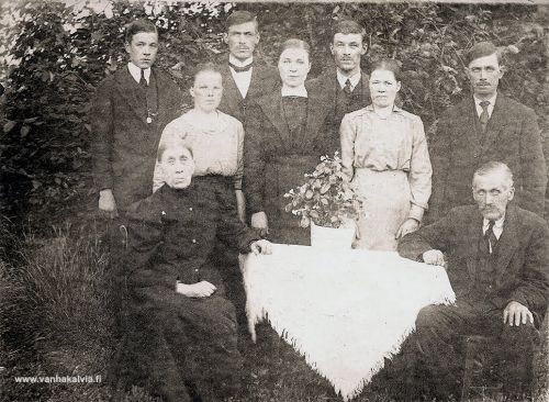 Porkolan väkeä
Kuvassa näyttää olevan Porkolan perheenjäseniä (Porkola 23) ja lisäksi talossa palveluksessa ollut Tyyne Järvi (s. 1901, Järven mäkitupa, vaaleapuseroinen nainen vasemmalla). Isäntä Jooseppi Matinpoika Porkola (1859-1925) istuu pöydän vieressä ja hänen takanaan näyttää olevan Jooseppi Joosepinpoika Porkola (1892-1974). Vahvistusta ja lisäyksiä kaivattaisiin Porkolan perheen tietoihin. 
Keywords: Porkola Järvi