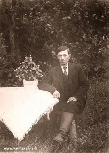 Jooseppi Porkola
Jooseppi Joosepinpoika Porkola (1892-1974, Porkola 23). Kuva on varmaankin Jukka Hakalan ottama ja ehkä 1920-luvulta.
Keywords: Porkola Hakala