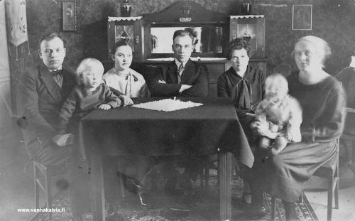 Tuntemattomia ja Porkon perhettä
Takana istuu Kalle Porko vaimonsa Sennin (o.s. Pirkola) kanssa. (Porko 13) Muut henkilöt ovat tuntemattomia.

Keywords: Porko Pirkola