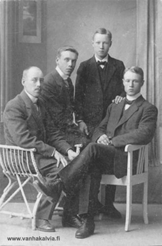 Porkon veljekset
Kuvassa ovat Porkon veljekset (Porko 13). Vasemmalla Alfred (1886-1952), joka muutti Vaasaan vuonna 1908, sieltä Kokkolaan ja edelleen pysyvästi Helsinkiin. Hänen vieressään Kalle Porko, Amerikan kävijä ja kuorma-autoilija (1897-1943).  Kolmantena on Eino Porko (1902-1979). Hän meni nuorena Kanadaan, mutta tuli Suomeen talvi- ja jatkosotaan ja palasi takaisin Kanadaan vuonna 1946. Oikeassa reunassa istuu Ilmari, Porkon talon isäntä (1896-1983).
Keywords: Porko Kanada Canada USA