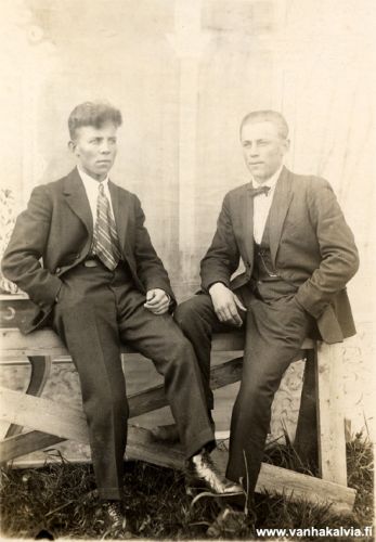 Usko Porrassalmi ja tuntematon
Vasemmalla Usko Porrassalmi (1906-1944). Olisiko oikeanpuoleinen mies Asujamaasta?
Porrassalmi löytyy Pernun numerosta (Hautala, JK II, s. 354-355). Kuvan on ottanut Jukka Hakala.

Keywords: Porrassalmi Asujamaa Pernu 
