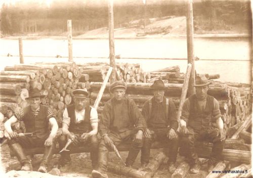 Puutavaran erottelua 1930-luvulla
Keskimmäinen mies on Jaakko Hautakoski, s. 1916 Ullavassa. Tunnistetiedot Päivi Saukkosaari. 
Kuva mahdollisesti Hauvinjokisuulta, elikkä Perhonjokisuulta. Kyseessä ehkä pommaus, elikkä veteenpano. 
Jos tunnistat muita henkilöitä tai tiedät jotain kuvasta, kirjoittaisitko tiedot kuvan alle kommenttikenttään. Kiitos avustasi!
Keywords: Hautakoski Ullava 
