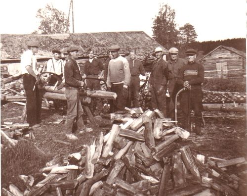 Puuntekotalkoot Tikkasella
Puita sahaamassa vas. Arvo Saarala, Tenho Nissi, Otto Korpijärvi, Lauri Korpijärvi, Matti Honkala, Matti Tikkanen, Jussi Kuorikoski, Kalevi Kuorikoski, Erkki Lampinen, Ensti Tikkanen, Odert Korpijärvi.
Kuva on 1950-luvulta.
Keywords: Saarala Nissi Korpijärvi Honkala Tikkanen Kuorikoski Lampinen 