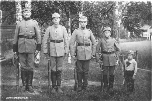 Raitalan miehet vuonna 1925
Vasemmalla isä Valfrid Raitala (s. 1877), Olavi (Olli), Ahti, Leevi ja oikealla Eljas. (Saxell 2)



Keywords: Raitala